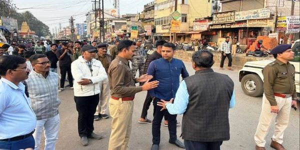 मंडलाः कलेक्टर-एसपी की संवेदनशील पहल, खुद सड़क पर उतरे, हेलमेट पहनने का दिया संदेश