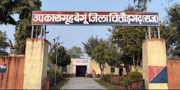 जेल में बंदी के पास पहुंचा रहे थे सिगरेट व जर्दा, प्रकरण दर्ज