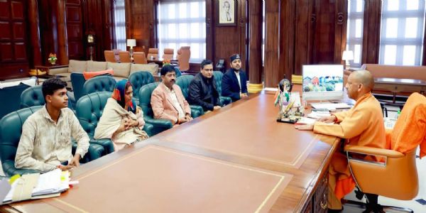 आयुष के हत्यारोपितों के घरों पर बुलडोजर एक्शन की मांग,सीएम योगी से मिले परिजन