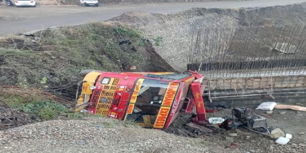 बिलासपुर में नेशनल हाइवे पर निजी बस दुर्घटनाग्रस्त, चार घायल