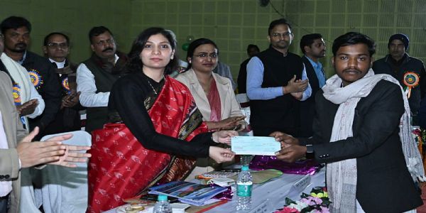 गंगा-जमुनी तहज़ीब की अनूठी पहचान है उर्दू भाषा : डीएम