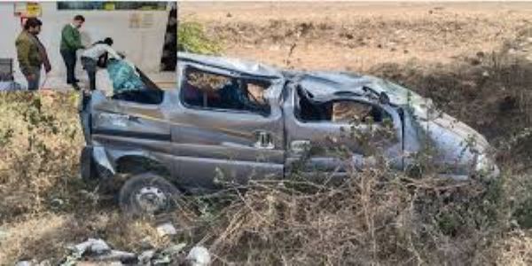 देवास: तेज रफ्तार ट्रक ने कार को पीछे से मारी टक्कर, नवजात और प्रसूता को घर ले जा रहा परिवार घायल