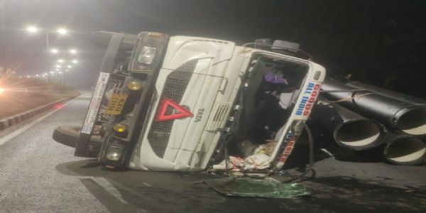 पाइप लदा ट्रेलर चुटूपालू घाटी में पलटा, घंटों यातायात बाधित