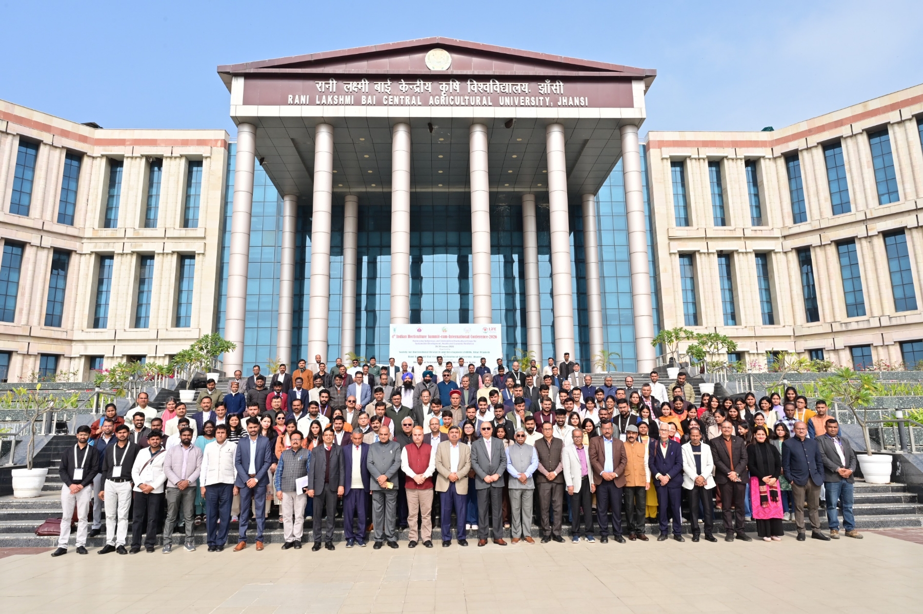 कृषि विश्वविद्यालय के बाहर जुटे देश- विदेश के विद्वान कृषि विश्वविद्यालय के बाहर जुटे देश- विदेश के विद्वान