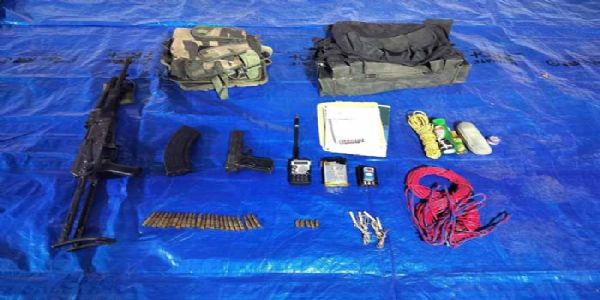 मारे नक्सलियाें के शव के साथ बरामद नक्सल सामग्री