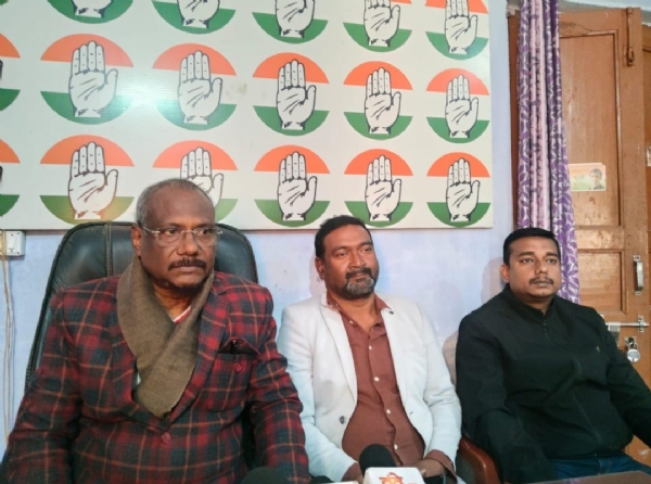 : डॉ. प्रदीप कुमार बलमुचू प्रेस कॉन्फ्रेंस करते हुए