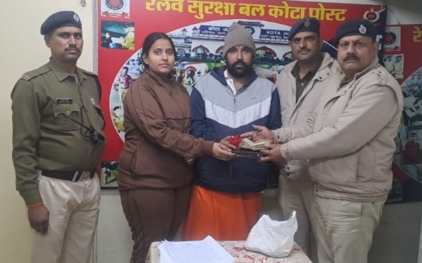 कोटा स्टेशन पर ईमानदारी की मिसाल : यात्री का छूटा लेडीज पर्स सुरक्षित लौटाया