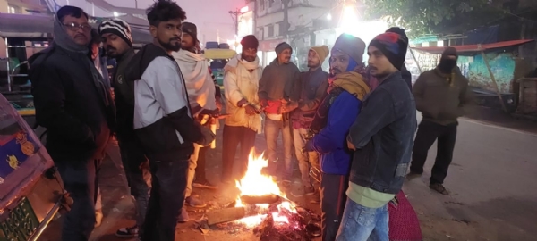 अररिया फोटो:अलाव तापते लोग