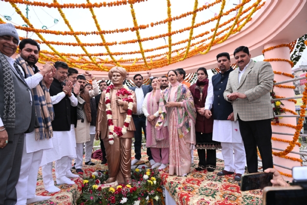 कैथल में चंदाना गेट पर स्थित महाराजा ज्योतिबा फुले चौक पर उनकी प्रतिमा का अनावरण करती हरियाणा बाल कल्याण परिषद की उपाध्यक्ष सुमन सैनी