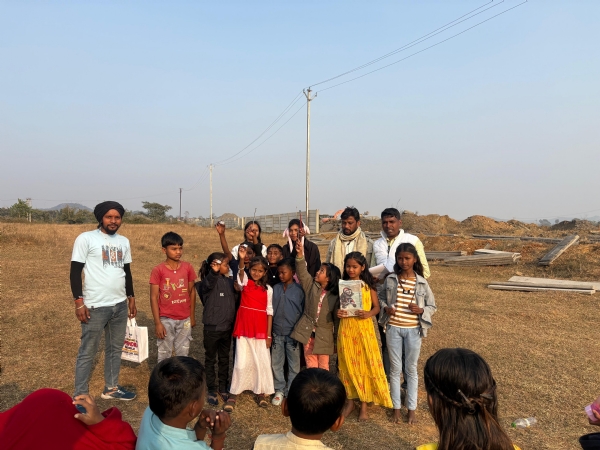 कार्यक्रम में शामिल शिक्षक और छात्र