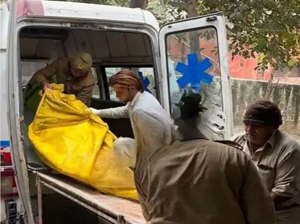 महिला के सबको पोस्टमार्टम के लिए सिविल अस्पताल लाए ग्रामीण