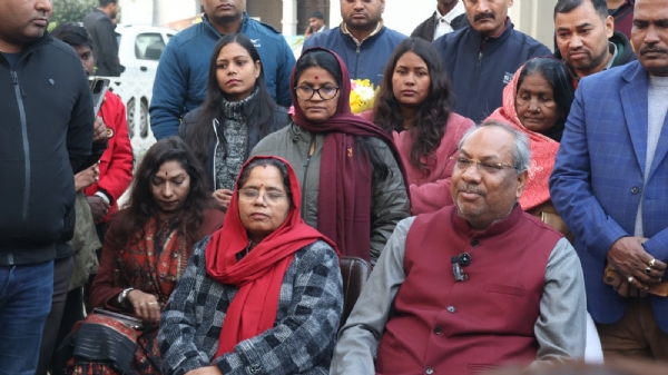 निषाद पार्टी के अध्यक्ष संजय निषाद जानकारी देते हुए