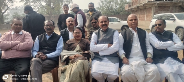 पत्रकारों को जानकारी देते पूर्व मंत्री एवं जिला अध्यक्ष पत्रकारों को जानकारी देते पूर्व मंत्री एवं जिला अध्यक्ष