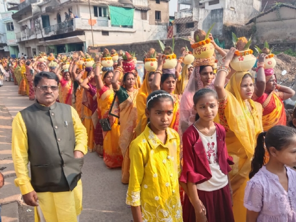 कोसरिया पटेल मरार समाज द्वारा शाकम्भरी जयंती पर निकाली गई कलश शोभायात्रा में शामिल समाज की महिलाएं व पुरूष।