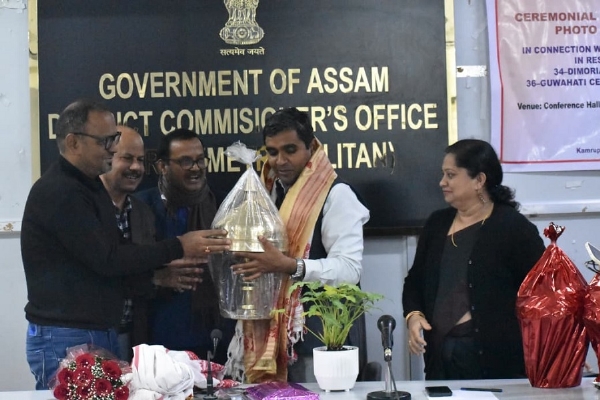 गुवाहाटीः कामरूप (मेट्रो) जिला आयुक्त के औपचारिक विदाई समारोह का दृश्य।