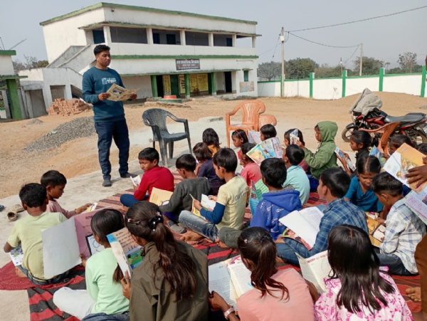 कार्यक्रम में शामिल शिक्षक और छात्र