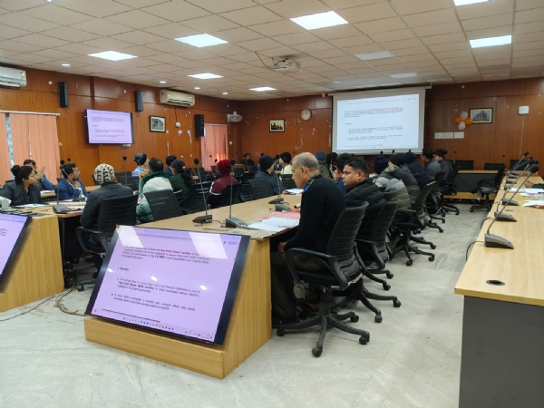 बैठक करते अधिकारी