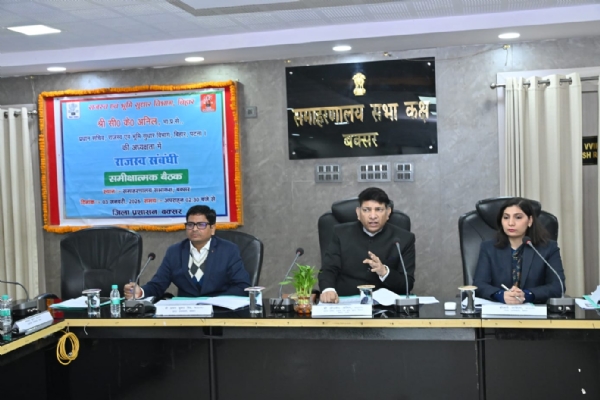 बैठक करते प्रधान सचिव सी के अनिल