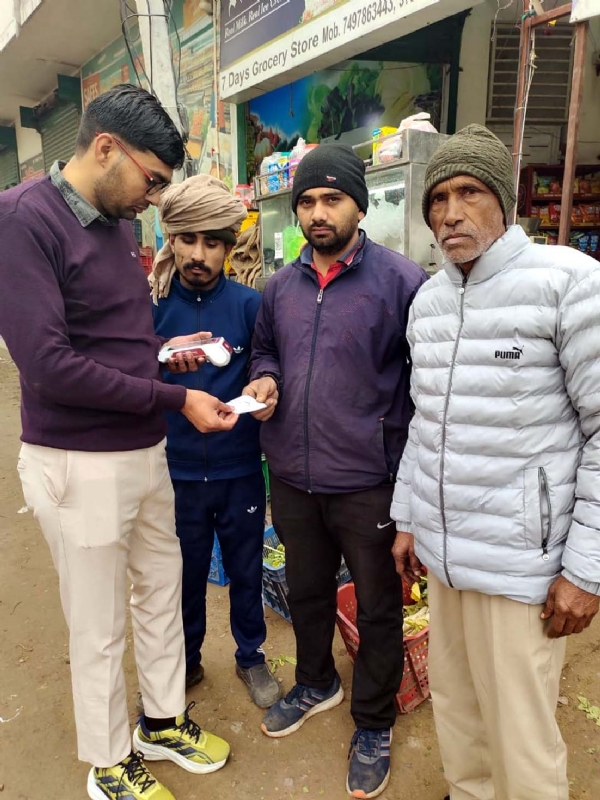 चालान काटते नगर निगम की टीम।