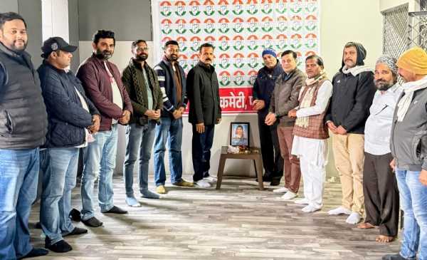 माता सावित्रीबाई फुले गए तस्वीर पर पुष्पांजलि अर्पित करते कांग्रेसी नेता गण