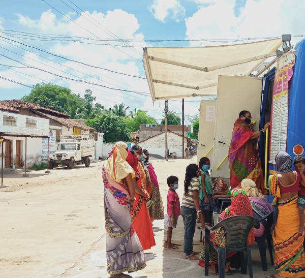 शहर के वार्ड में मोबाइल मेडिकल यूनिट में उपचार कराने पहुंचे मरीज।