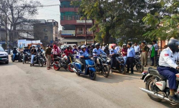 सड़क सुरक्षा सप्ताह में  हेलमेट वियरण