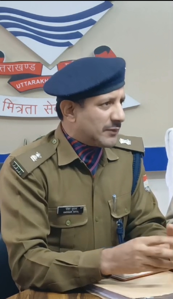पुलिस अधिकारी पत्रकारों से बातचीत करते।