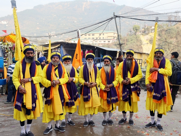 मंडी में प्रकाश पर्व पर आयोजित नगर कीर्तन में भाग लेती संगतें व अन्य