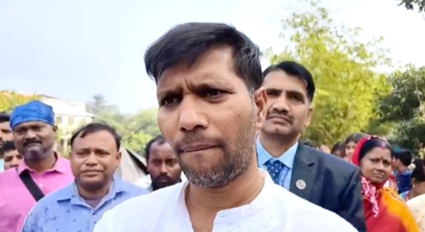 विधायक अशोक डिंडा मृतक भाजपा कर्मी के पहुंचे घर विधायक अशोक डिंडा मृतक भाजपा कर्मी के पहुंचे घर