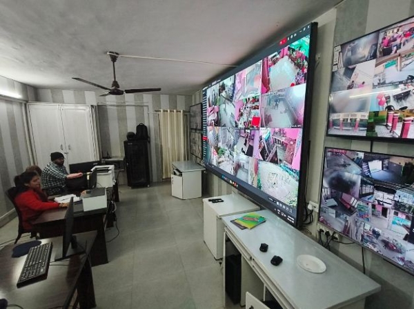 मुख्यालय पर सीसीटीवी से निगरानी करते कर्मचारी