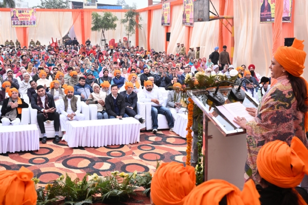 कैथल में चंदाना गेट पर महान समाज सुधारक ज्योतिबा फुले चौक के उद्घाटन अवसर पर उपस्थित लोगों को संबोधित करती राज्य बाल कल्याण परिषद की उपाध्यक्ष सुमन सैनी