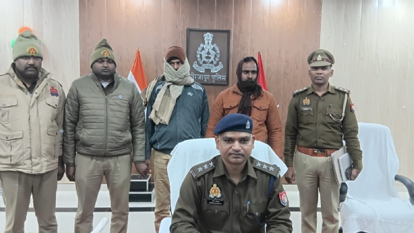 गिरफ्तार गांजा तस्करों के साथ क्षेत्राधिकारी नगर अमर बहादुर