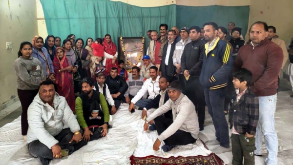 कार्यक्रम में उपस्थित मुख्य अतिथि एवं अन्य।