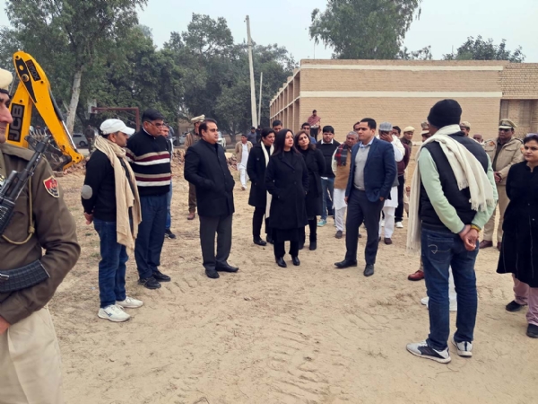 गांव पेटवाड़ में कार्यक्रम स्थल का दौरा करते जिला एवं सत्र न्यायाधीश अलका मलिक व अन्य।