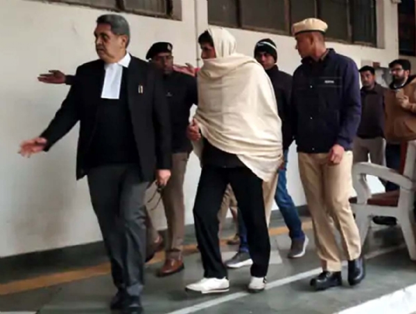 कॉलेज संचालक को पेश करने लाती पुलिस।