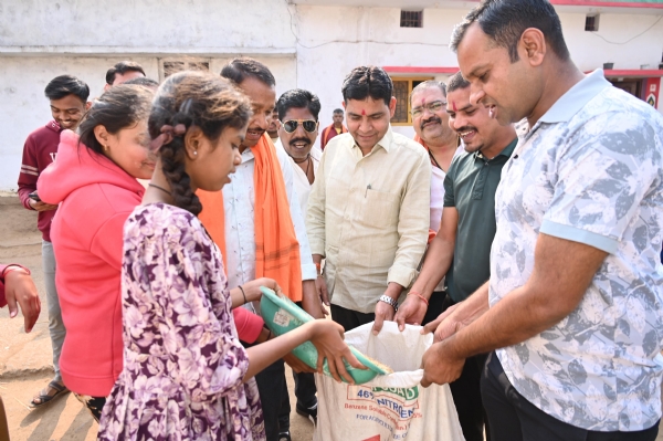 राजस्व मंत्री टंक राम वर्मा  ग्राम तरपोंगी में पारंपरिक रूप से घर-घर जाकर अन्न दान ग्रहण करते हुए