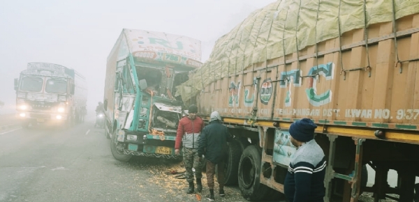 अररिया फोटो:ट्रक की टक्कर