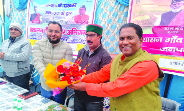 शिविर में राज्यमंत्री का स्वागत करते हुए