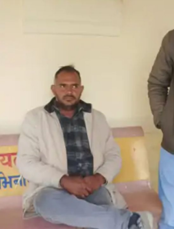 प्रधानमंत्री आवास योजना की किश्त जारी करने के एवज में 30 हजार रिश्वत लेते अधिकारी पकड़ा गया