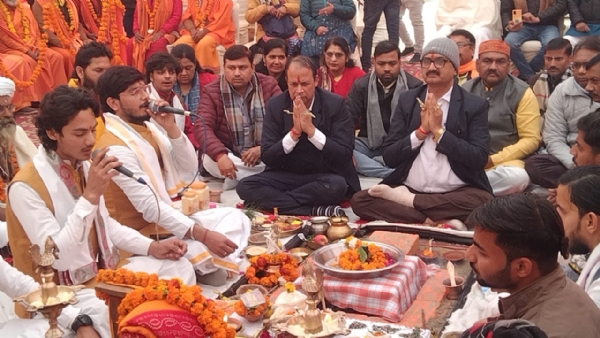 हवन पूजन करते जिलाधिकारी