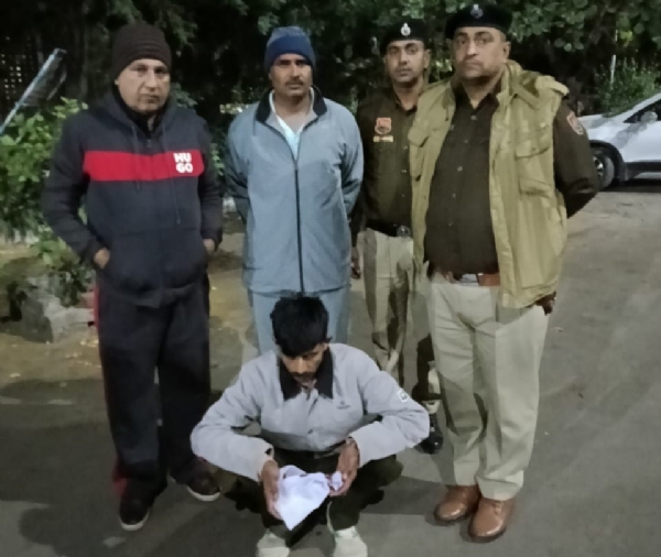 पकड़ा गया हेरोइन तस्कर। पकड़ा गया हेरोइन तस्कर।