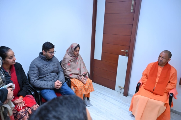 शक्ति नगर कॉलोनी स्थित आवास पर दिवंगत विधायक प्रो. डॉ. श्याम बिहारी लाल के परिजनों से मिलकर संवेदना व्यक्त करते मुख्यमंत्री योगी आदित्यनाथ।