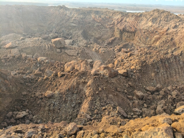 महानदी के तटबंध ग्राम कलारतराई के पास खनन के बाद हो गया है गढ्ढा।