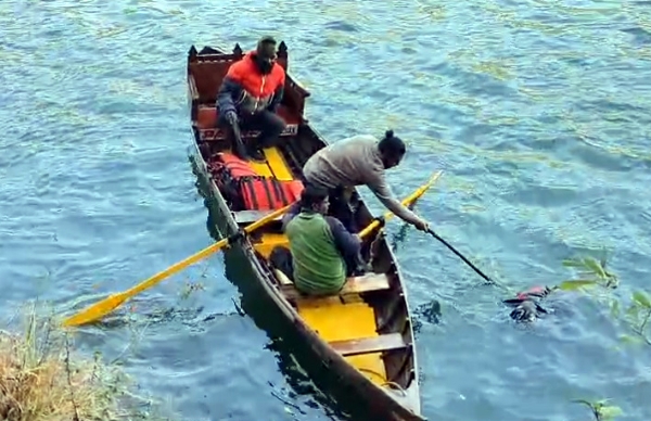 नैनी झील से शव बरामद करते पुलिस कर्मी।