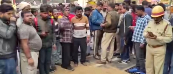 मृतक के पहचान करते स्थानीय लोग मृतक के पहचान करते स्थानीय लोग