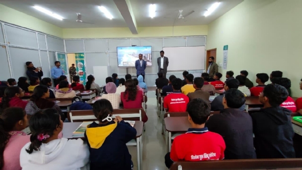 निरिक्षण के क्रम में उपायुक्‍त मंजूनाथ भजंत्री सहित अन्‍य