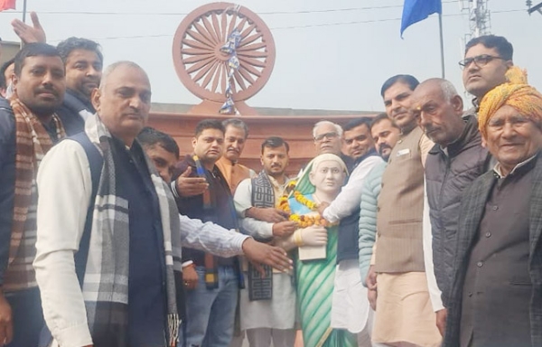 सोनीपत:जिला अध्यक्ष बिजेंद्र मलिक सावित्रीबाई फुले की प्रतिमा पर माल्यार्पण करते हुए सोनीपत:जिला अध्यक्ष बिजेंद्र मलिक सावित्रीबाई फुले की प्रतिमा पर माल्यार्पण करते हुए