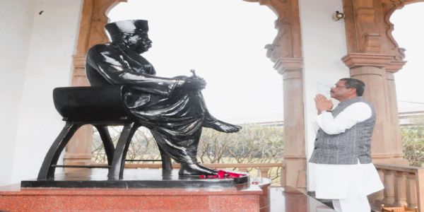 नागपुर के  रेशमबाग स्थित डा हेडगेवार कि समाधीपर  श्रद्धांजलि देते हुए शिक्षा मंत्री धर्मेंद्र प्रधान