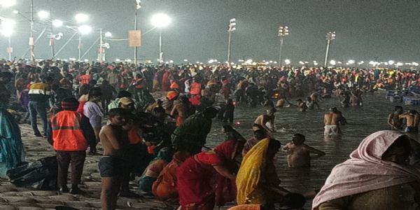 विश्व प्रसिद्ध संगम में आस्था की डुबकी लगाते हुए श्रद्धालु का छाया चित्र