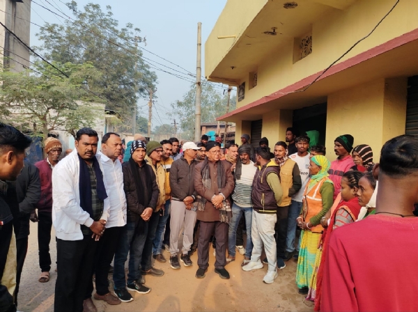 साफ सफाई का निरीक्षण करते विधायक सरजू राय